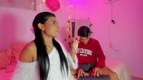 Snapshot of catalina_and_roger chatting on 02/15/25, 04:25 Cata y Roger online show from 02/15/25, 04:25