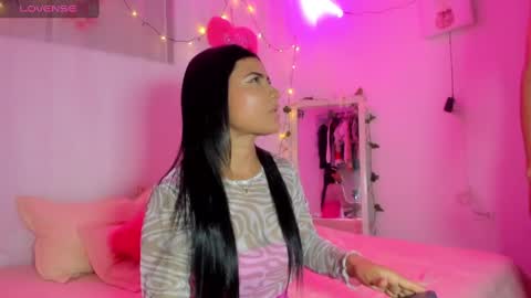 Snapshot of catalina_and_roger chatting on 02/20/25, 08:58 Cata y Roger online show from 02/20/25, 08:58