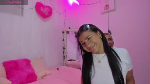 Snapshot of catalina_and_roger chatting on 03/01/25, 04:04 Cata y Roger online show from 03/01/25, 04:04