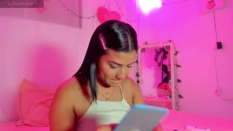 Snapshot of catalina_and_roger chatting on 03/03/25, 04:03 Cata y Roger online show from 03/03/25, 04:03