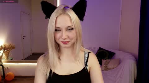 Snapshot of cateyepro chatting on 11/28/25, 02:14 Anna online show from 11/28/25, 02:14