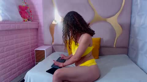 Snapshot of cathaleyahh chatting on 01/01/25, 04:18 cathaleyahh online show from 01/01/25, 04:18