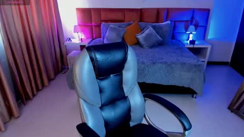 catti_brie_ online show from 10/23/25, 11:53