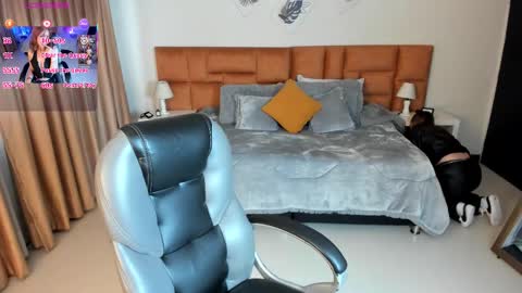 catti_brie_ online show from 10/28/25, 12:09