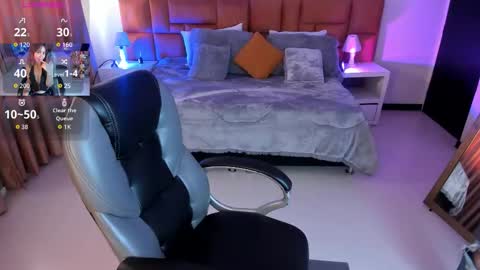 catti_brie_ online show from 11/11/25, 11:54