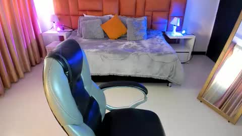 catti_brie_ online show from 11/13/25, 11:42