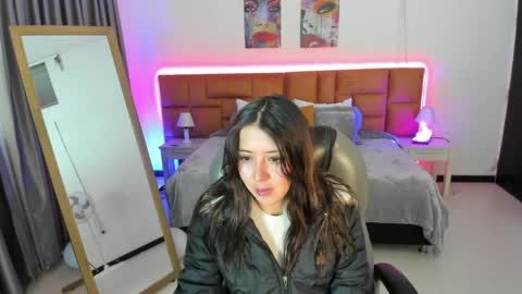 catti_brie_ online show from 04/17/26, 11:24