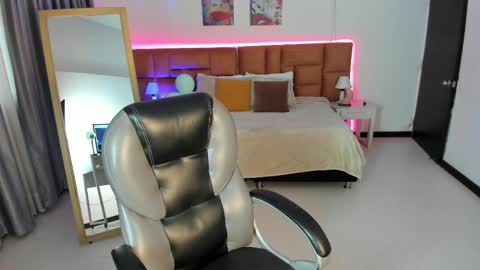 catti_brie_ online show from 04/24/26, 11:34