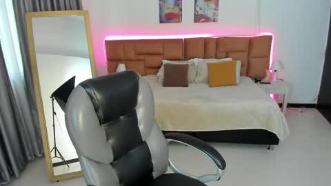 catti_brie_ online show from 04/26/26, 11:30