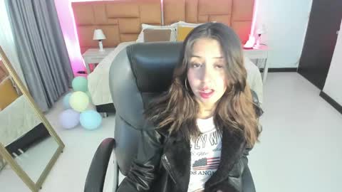 catti_brie_ online show from 04/28/26, 11:37