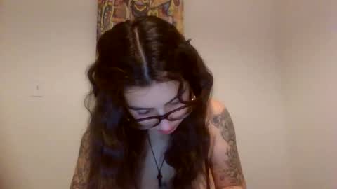 Snapshot of ceceluv27 chatting on 11/23/25, 01:05 ceceluv27 online show from 11/23/25, 01:05