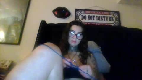 Snapshot of ceceluv27 chatting on 11/25/25, 01:38 ceceluv27 online show from 11/25/25, 01:38