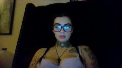 Snapshot of ceceluv27 chatting on 12/20/25, 02:40 ceceluv27 online show from 12/20/25, 02:40