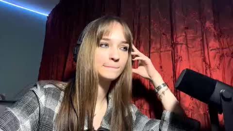 Snapshot of ceciliameusel chatting on 11/11/25, 04:18 Lily online show from 11/11/25, 04:18