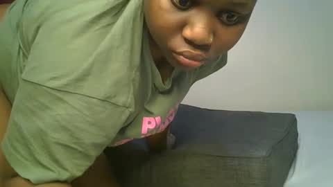 Snapshot of ceepretty25 chatting on 05/19/26, 01:56 ceepretty25 online show from 05/19/26, 01:56