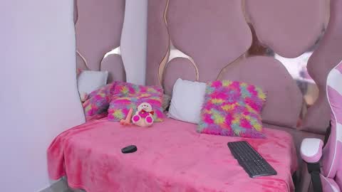 Natalia online show from 12/15/25, 04:50