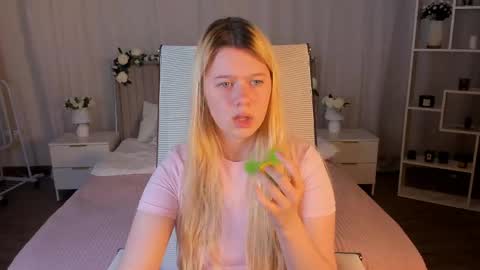 your cute kitty online show from 05/27/26, 04:15