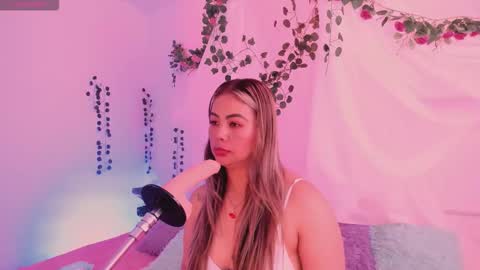 Hello guys my name is Sofi and Lizzie and  Vanessa online show from 11/05/25, 02:50