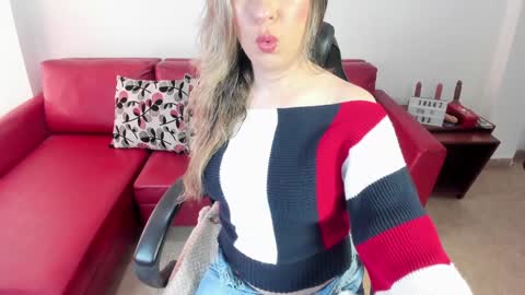 Snapshot of chanel_gold chatting on 12/26/24, 04:14 online show from 12/26/24, 04:14