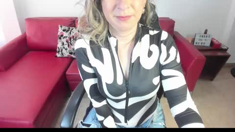 Snapshot of chanel_gold chatting on 01/18/25, 05:37 online show from 01/18/25, 05:37