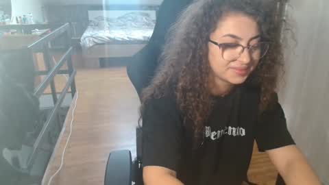 Snapshot of chanelis069 chatting on 11/21/25, 10:36 Stephanieblisss online show from 11/21/25, 10:36