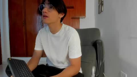 Snapshot of charley_morgan chatting on 03/04/25, 06:29 charley_morgan online show from 03/04/25, 06:29