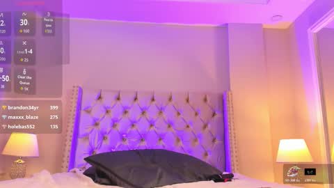 Snapshot of charlie_storm_ chatting on 11/04/25, 11:48 online show from 11/04/25, 11:48