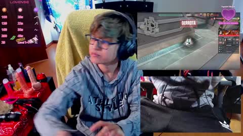 Snapshot of charlietaylorr__ chatting on 12/16/24, 07:54 Charlie online show from 12/16/24, 07:54