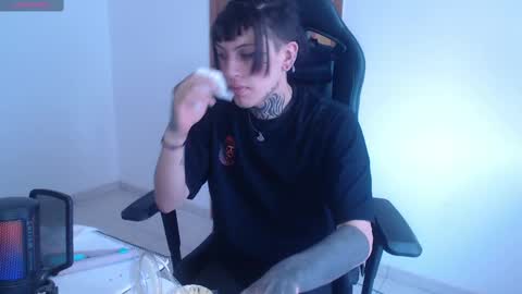 Snapshot of charlotbelucci_ chatting on 10/07/25, 10:23 Ale punky online show from 10/07/25, 10:23