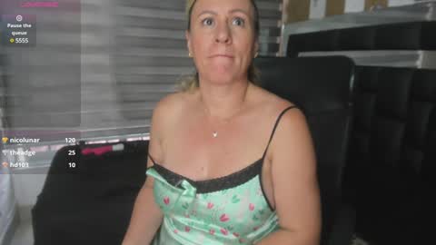 Snapshot of charlotte__g chatting on 01/19/25, 05:28 charlotte online show from 01/19/25, 05:28