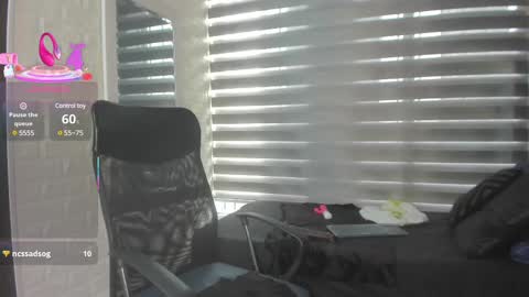 Snapshot of charlotte__g chatting on 02/25/25, 03:27 charlotte online show from 02/25/25, 03:27