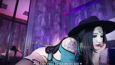 Snapshot of charlotte_germanotta_ chatting on 10/24/25, 05:09 Charlotte online show from 10/24/25, 05:09