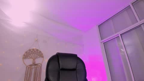 Snapshot of charlotte_marcela chatting on 06/10/26, 02:01 carlot online show from 06/10/26, 02:01