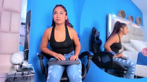 Snapshot of charlotte_mia17 chatting on 11/18/25, 02:43 charlotte_mia17 online show from 11/18/25, 02:43