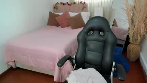 Snapshot of charlotte_pleasure chatting on 05/18/26, 11:27 Charlotte online show from 05/18/26, 11:27