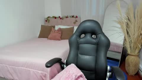 Snapshot of charlotte_pleasure chatting on 05/19/26, 10:43 Charlotte online show from 05/19/26, 10:43