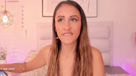 Snapshot of charlottedupontt chatting on 01/18/25, 04:42 Charlotte online show from 01/18/25, 04:42