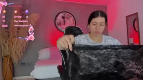 Snapshot of charlottee27_ chatting on 06/19/26, 02:05 Charlottee online show from 06/19/26, 02:05