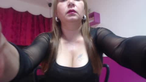 Snapshot of charlottee_brown2 chatting on 01/16/25, 12:09 C H A R L O T T E online show from 01/16/25, 12:09