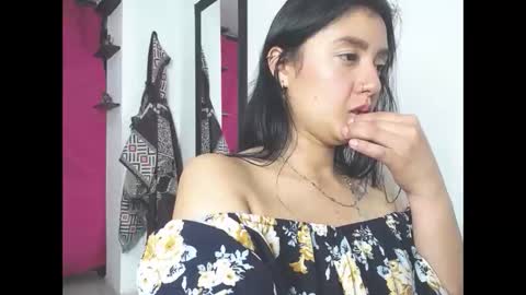 Snapshot of charlottekiss99 chatting on 12/14/25, 01:33 charlottekiss99 online show from 12/14/25, 01:33