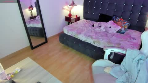 Snapshot of charly_morningstar chatting on 10/03/25, 05:15 Charly online show from 10/03/25, 05:15