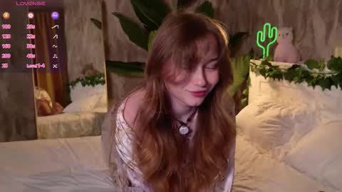 Snapshot of charming_lilly chatting on 10/24/25, 02:24 Lissa online show from 10/24/25, 02:24