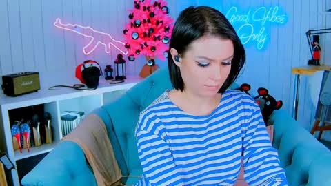 Snapshot of chaturkaterina chatting on 01/04/25, 10:13 Miss Harmony online show from 01/04/25, 10:13