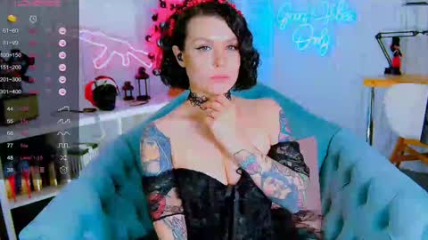 Snapshot of chaturkaterina chatting on 01/12/25, 10:01 Miss Harmony online show from 01/12/25, 10:01