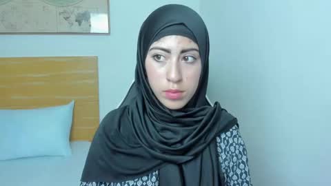 Snapshot of chaymae_nah chatting on 01/31/25, 04:48 isabel online show from 01/31/25, 04:48