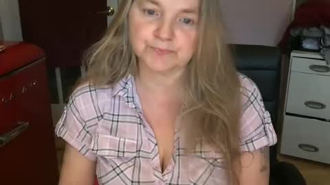 Snapshot of chealsiek chatting on 09/25/25, 01:59 chealsiek online show from 09/25/25, 01:59