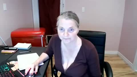 Snapshot of chealsiek chatting on 10/22/25, 11:59 chealsiek online show from 10/22/25, 11:59