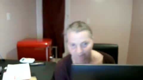 Snapshot of chealsiek chatting on 10/24/25, 12:41 chealsiek online show from 10/24/25, 12:41