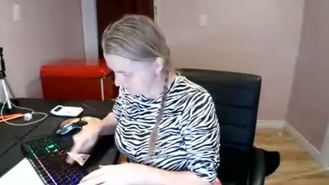 Snapshot of chealsiek chatting on 10/26/25, 01:00 chealsiek online show from 10/26/25, 01:00