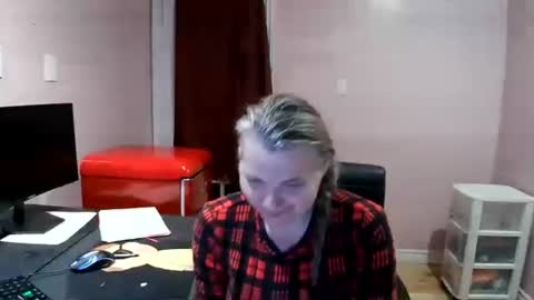 Snapshot of chealsiek chatting on 10/30/25, 12:45 chealsiek online show from 10/30/25, 12:45